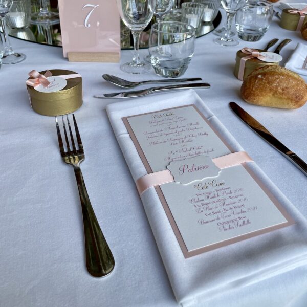 menu et marque-place attachés à la serviette de table