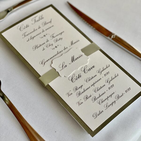 menu et marque-place sur serviette