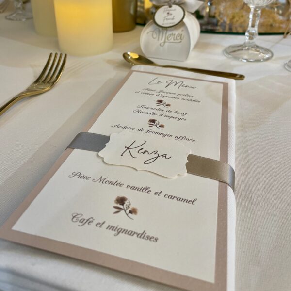 carte de menu et ruban marqué-place noués à la serviette