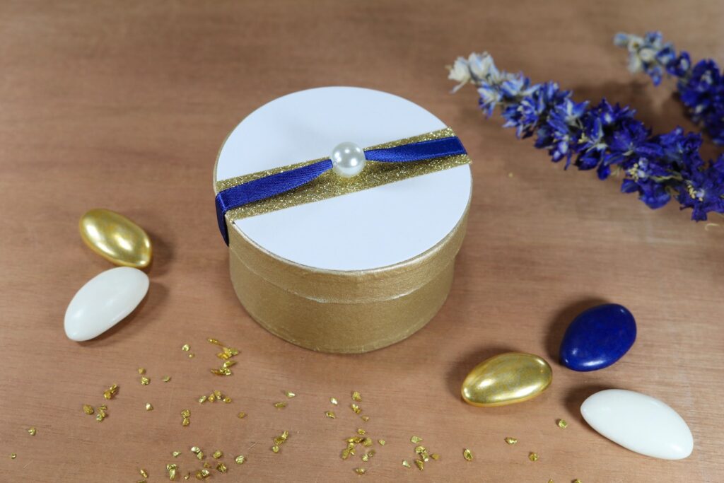bo&icirc;te &agrave; drag&eacute;es avec perle nacr&eacute;