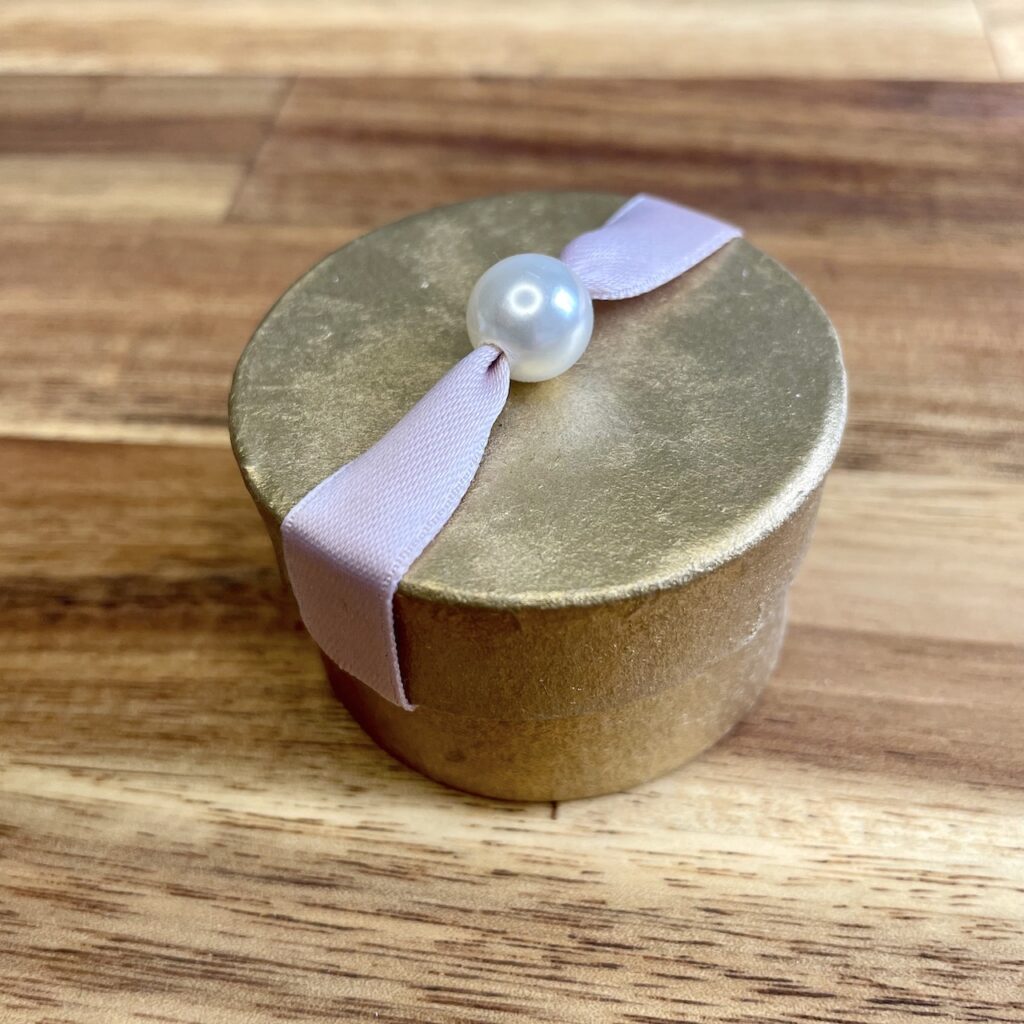 boite &agrave; drag&eacute;es dor&eacute; avec perle nacr&eacute;