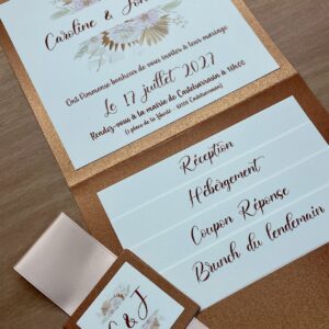 Faire-part de mariage sous forme de pochette avec cartons