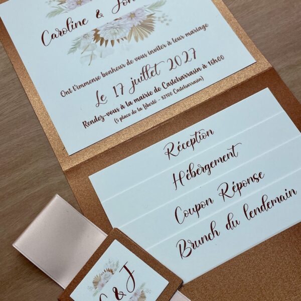 Faire-part de mariage sous forme de pochette avec cartons