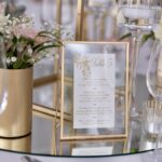 Menu dans un cadre en verre