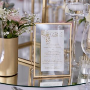 Menu dans un cadre en verre