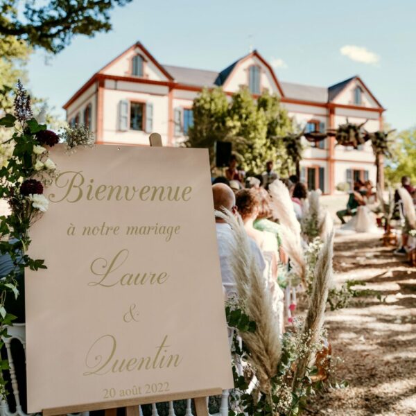 panneau de bienvenue mariage fond rose poudré