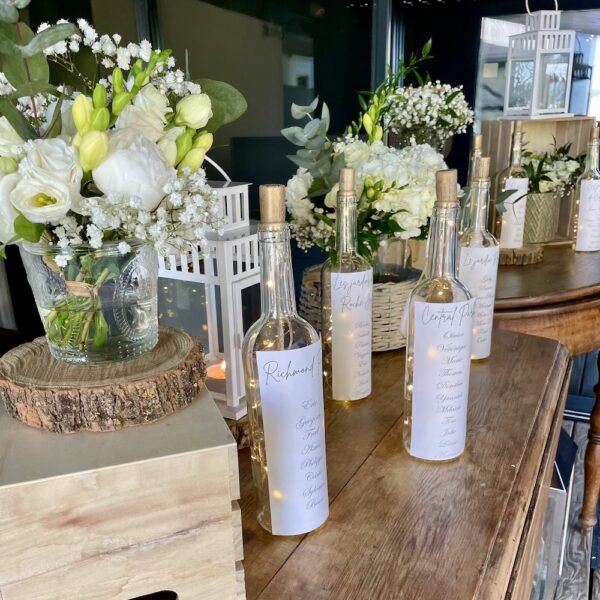 Plan de table bouteilles lumineuses
