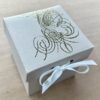 arabesque en relief sur boîte à dragées mariage