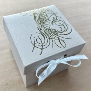 arabesque en relief sur boîte à dragées mariage