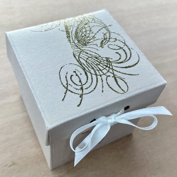 arabesque en relief sur boîte à dragées mariage