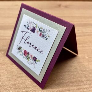 marque-place mariage marsala et fleurs